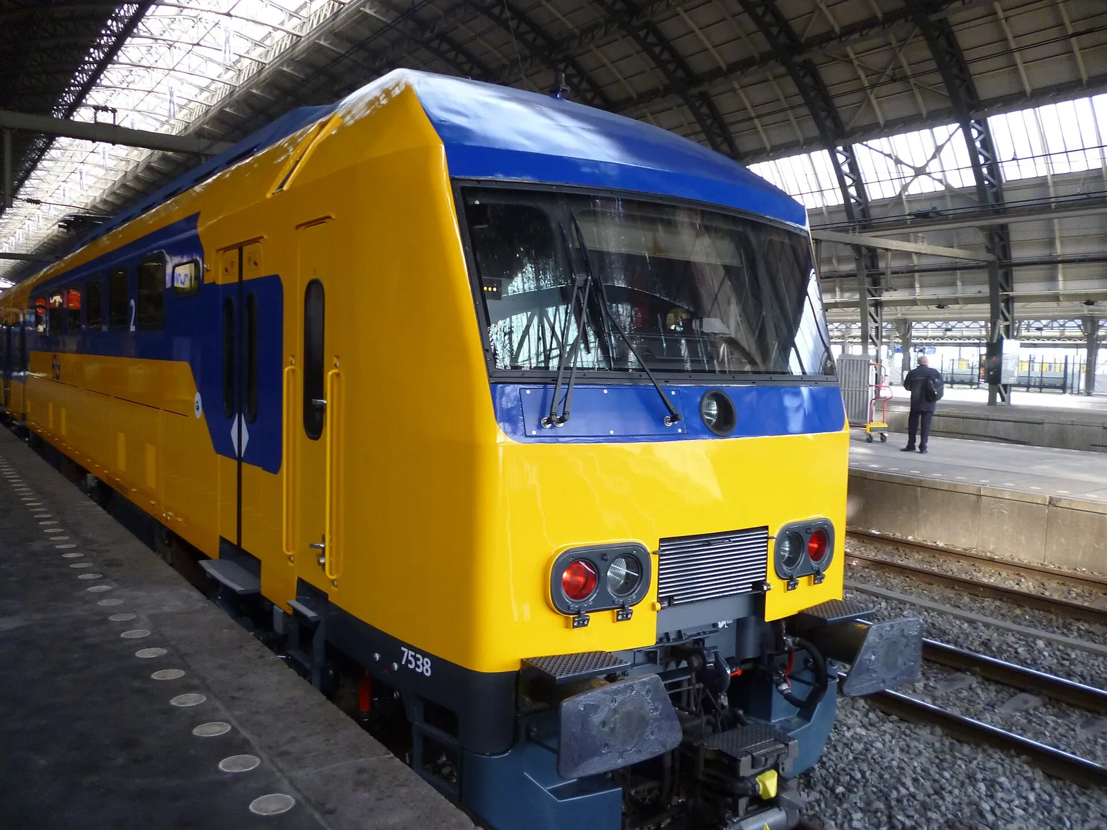 Een NS-dubbeldekker op Amsterdam Centraal (archiefbeeld)