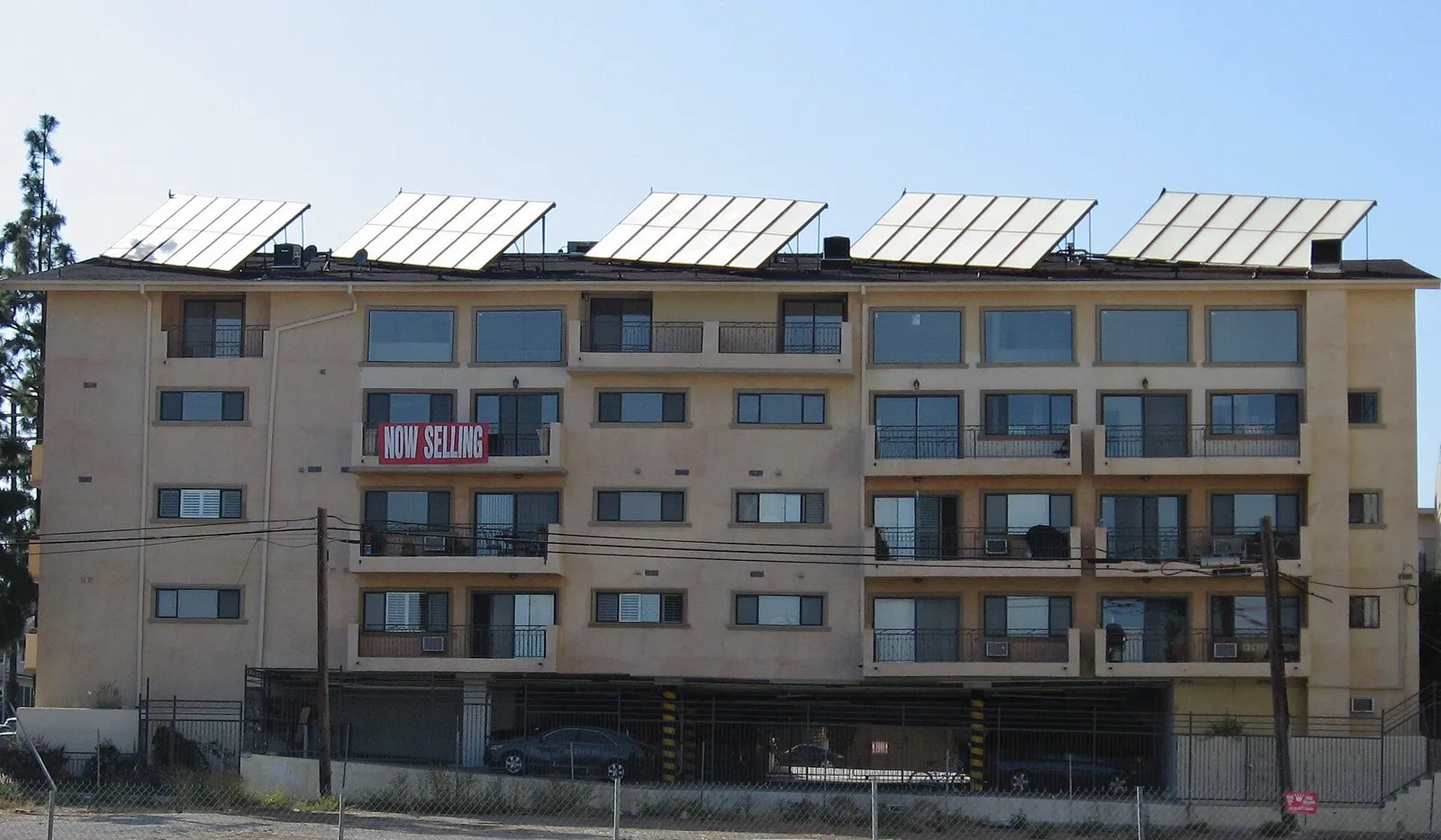 Een gebouw met zonnepanelen op het dak (ter illustratie)
