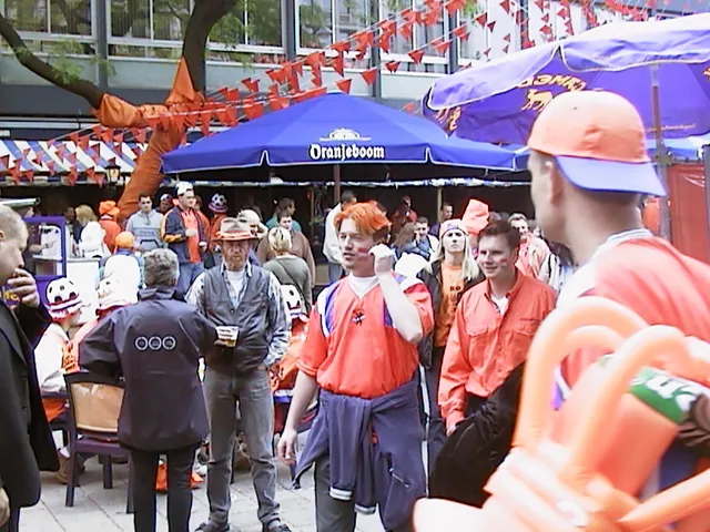 Nederlandse voetbalfans in het oranje (archiefbeeld)