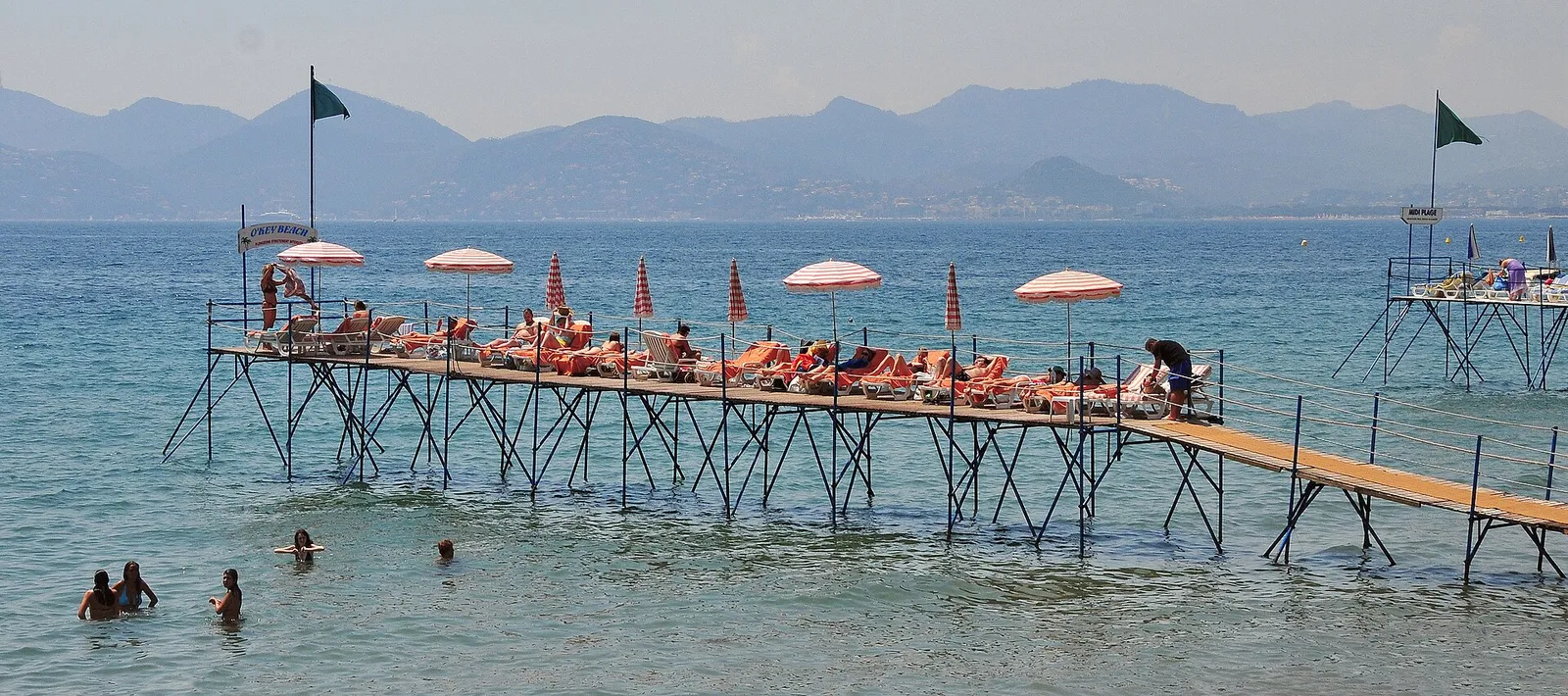 Zonaanbidders op een strand bij Cannes aan de Franse Rivièra