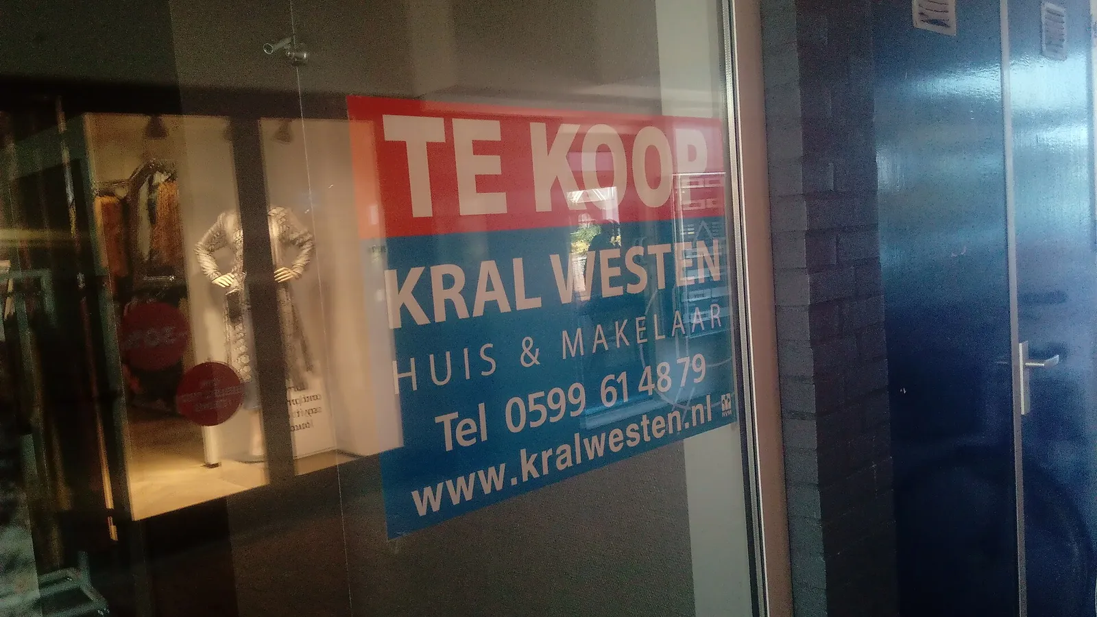 Een 'Te koop'-bord van een makelaar bij een woning