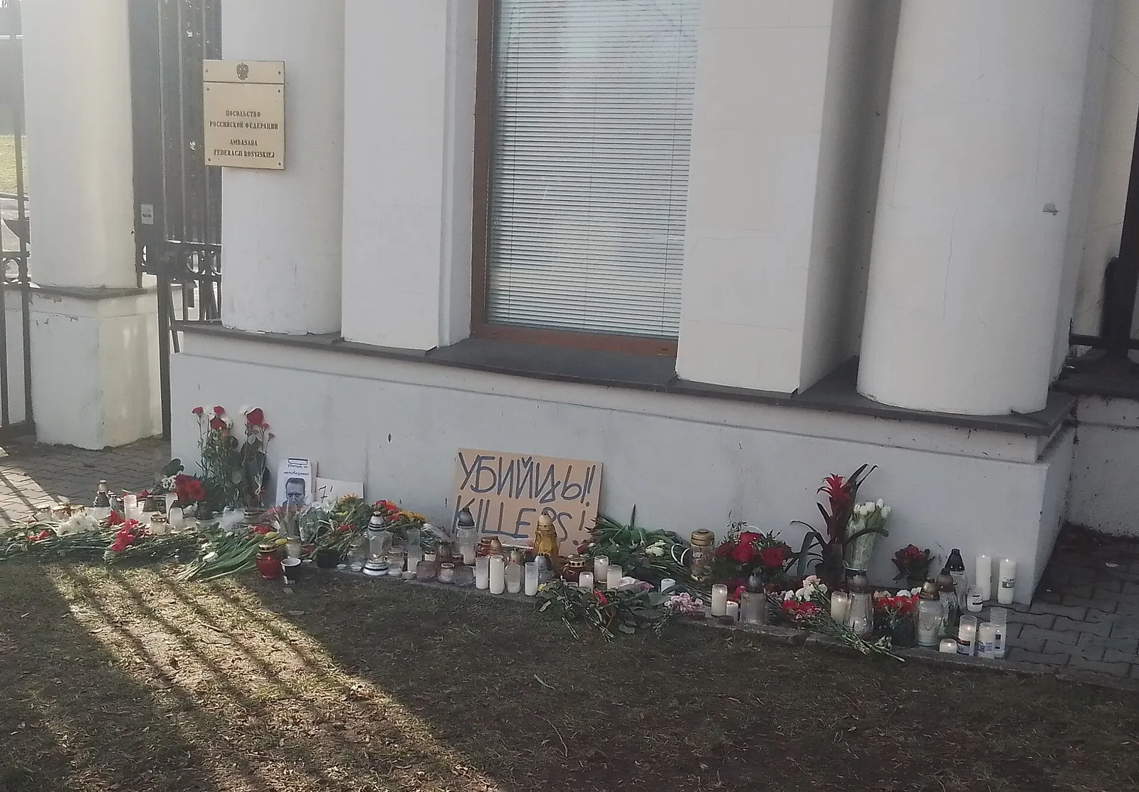 Een geïmproviseerd gedenkteken voor Aleksej Navalny (archiefbeeld)