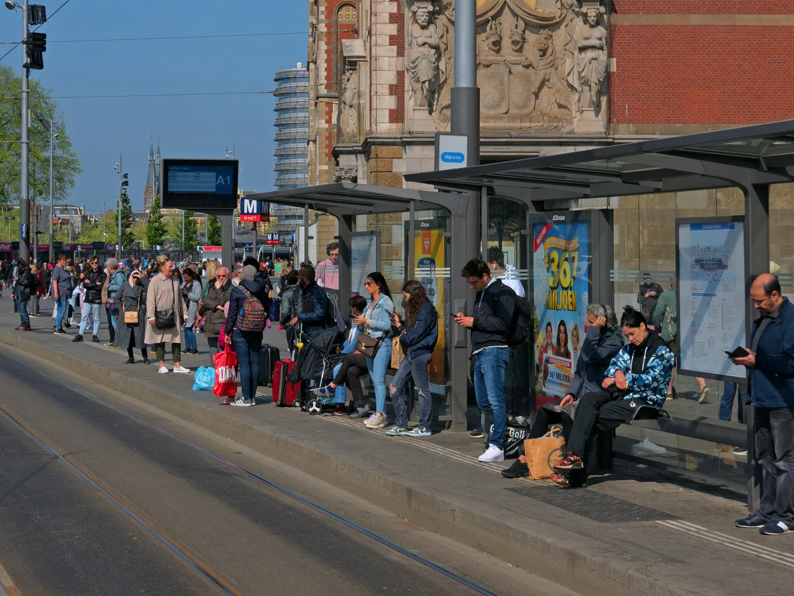 Mensen bij Amsterdam Centraal Station (archiefbeeld)