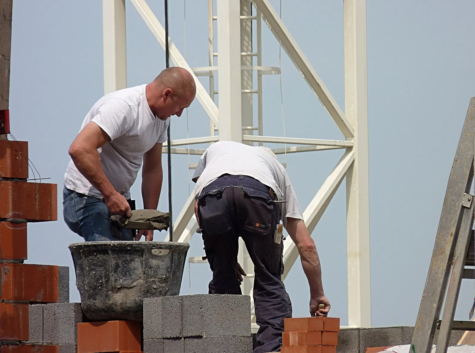 Een metselaar aan het werk op een bouwplaats (ter illustratie)