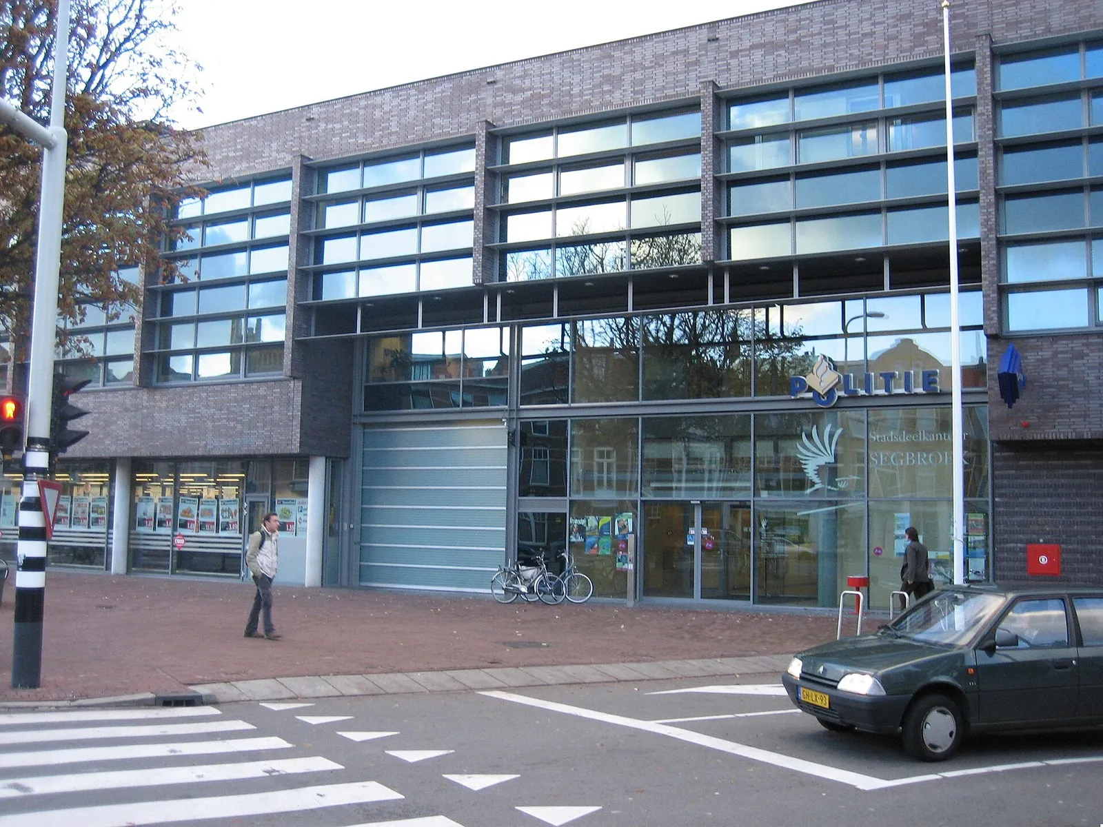 Het stadsdeelkantoor van Segbroek in Den Haag, het stadsdeel waar het drugslab werd aangetroffen (archiefbeeld)