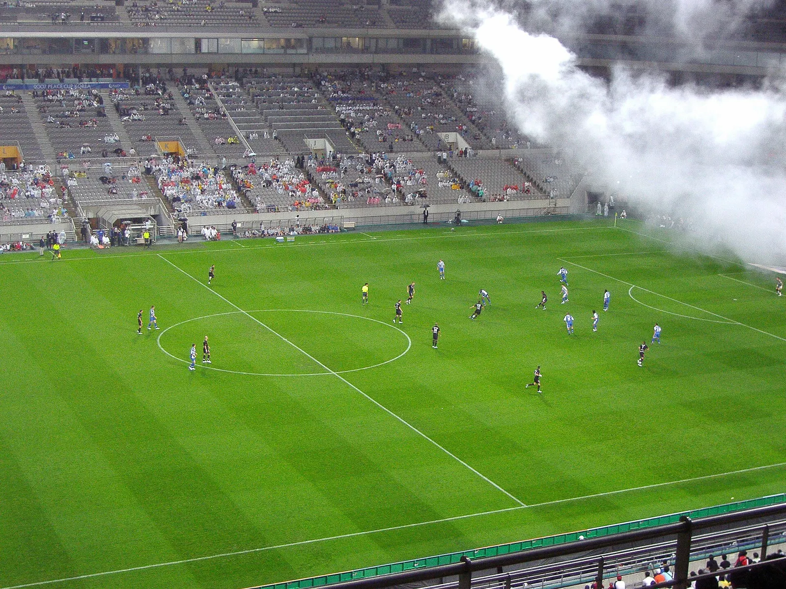Een voetbalwedstrijd in een stadion (ter illustratie)