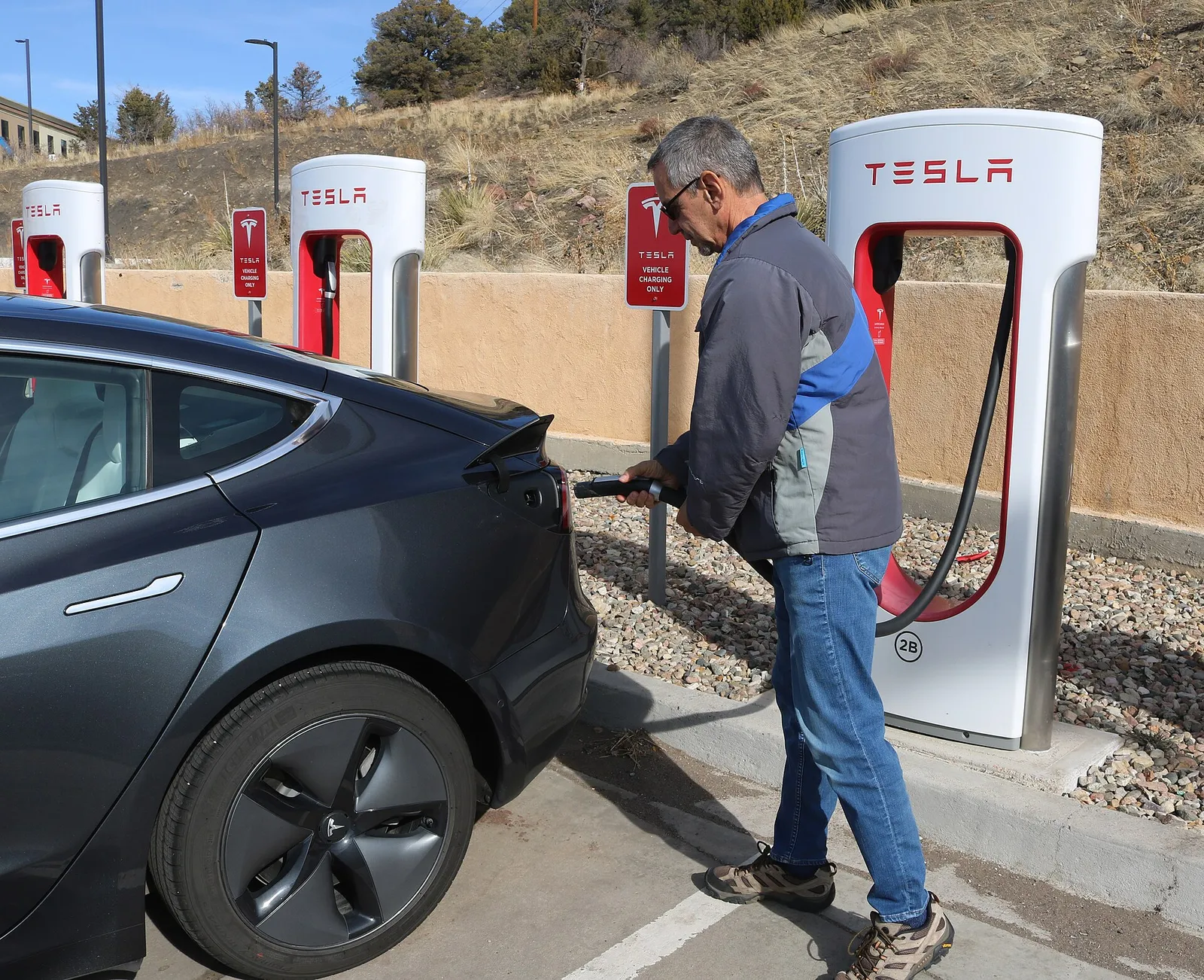 Een Tesla aan de laadpaal (archiefbeeld, ter illustratie)