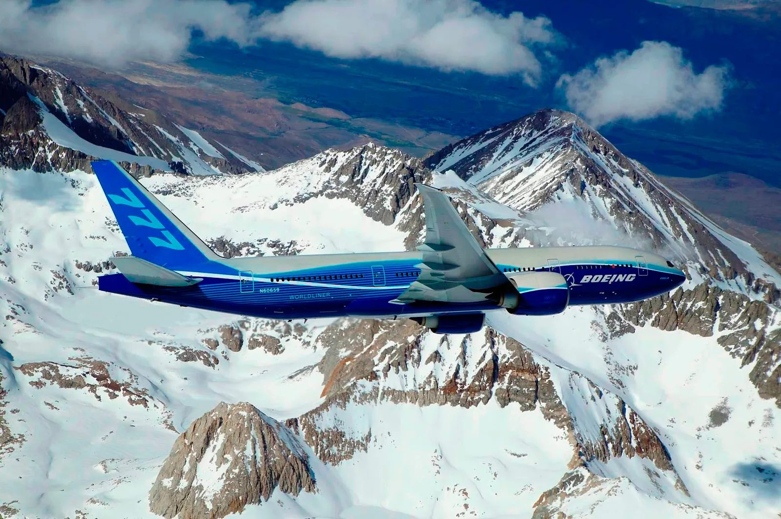 Een Boeing 777-200LR in een bocht (ter illustratie)