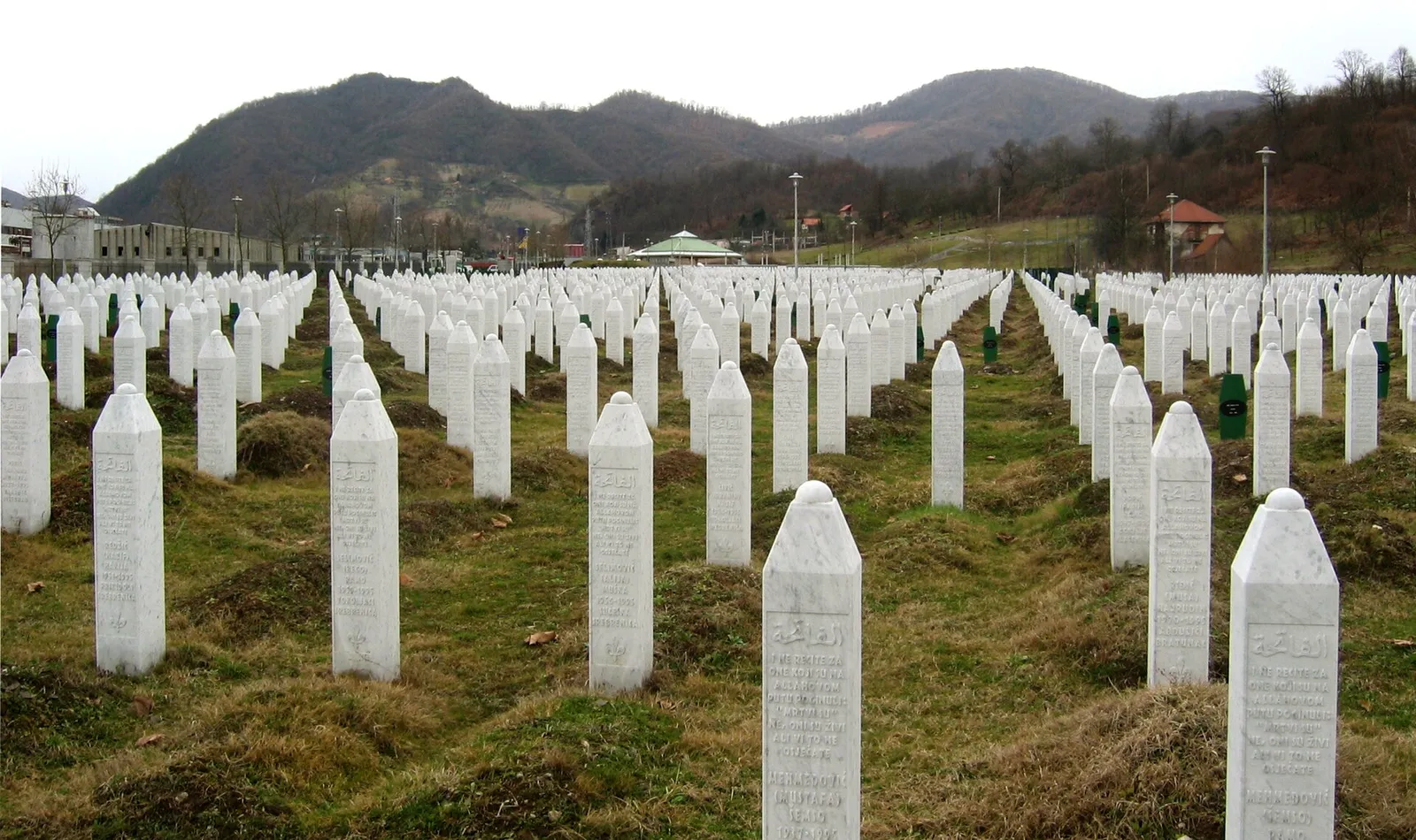Grafstenen bij het herdenkingscentrum in Potočari (archiefbeeld)