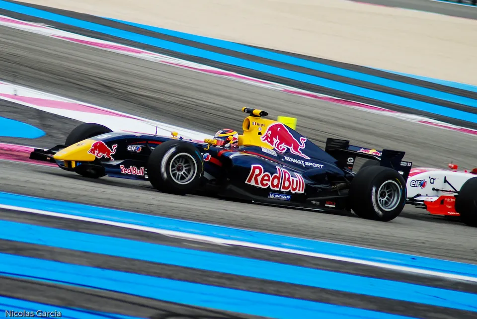Een open-wieler raceauto (ter illustratie)