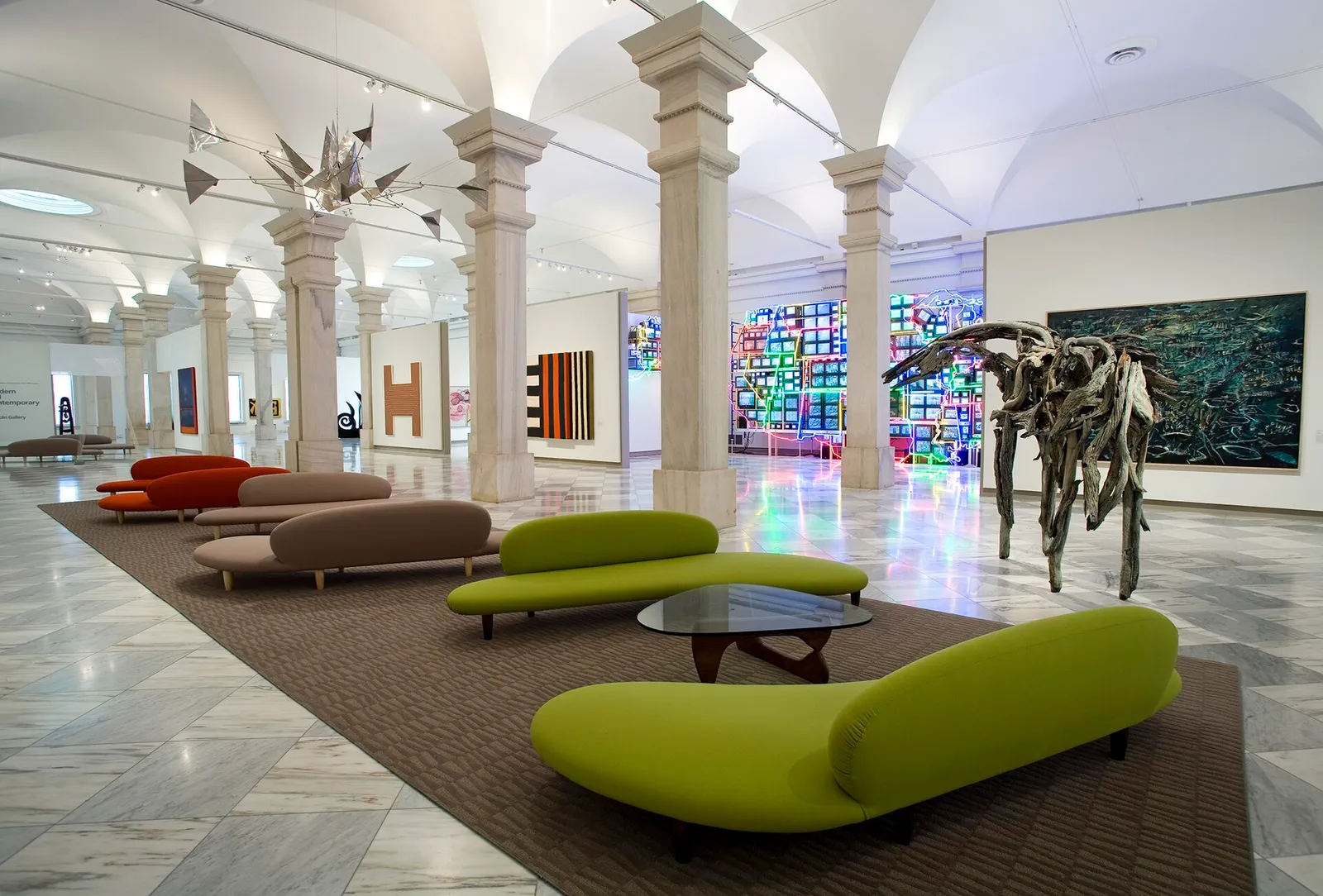 Een zaal met moderne kunst (ter illustratie)
