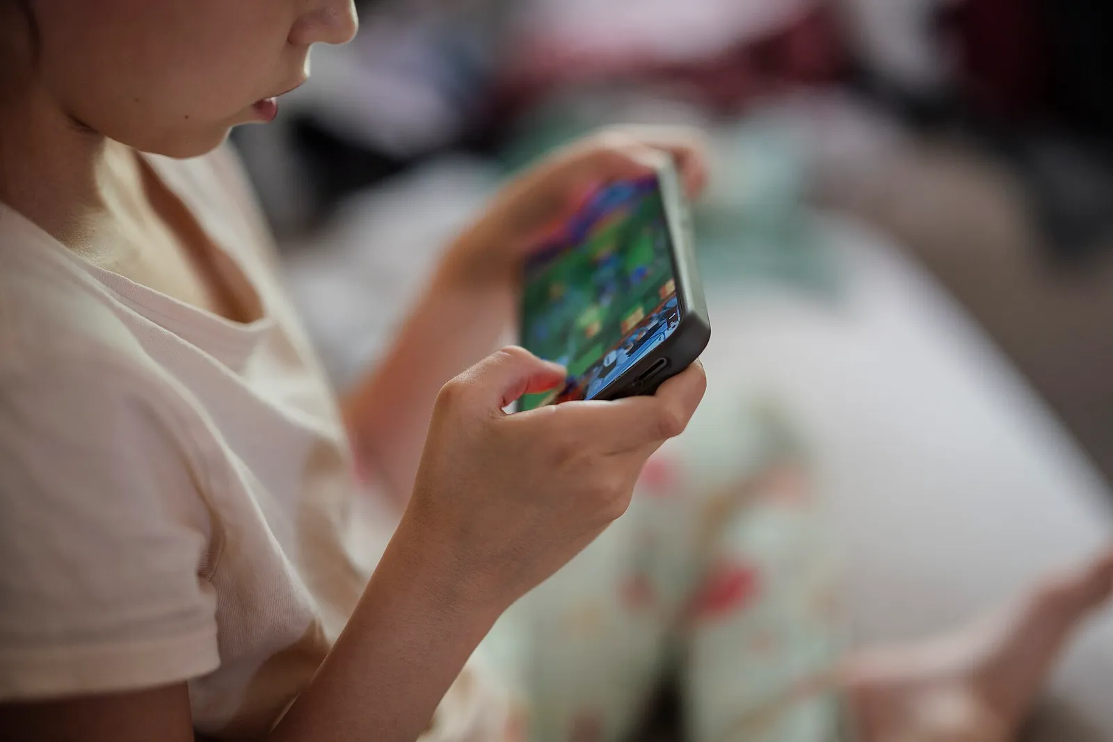 Een kind kijkt naar een smartphone (ter illustratie)