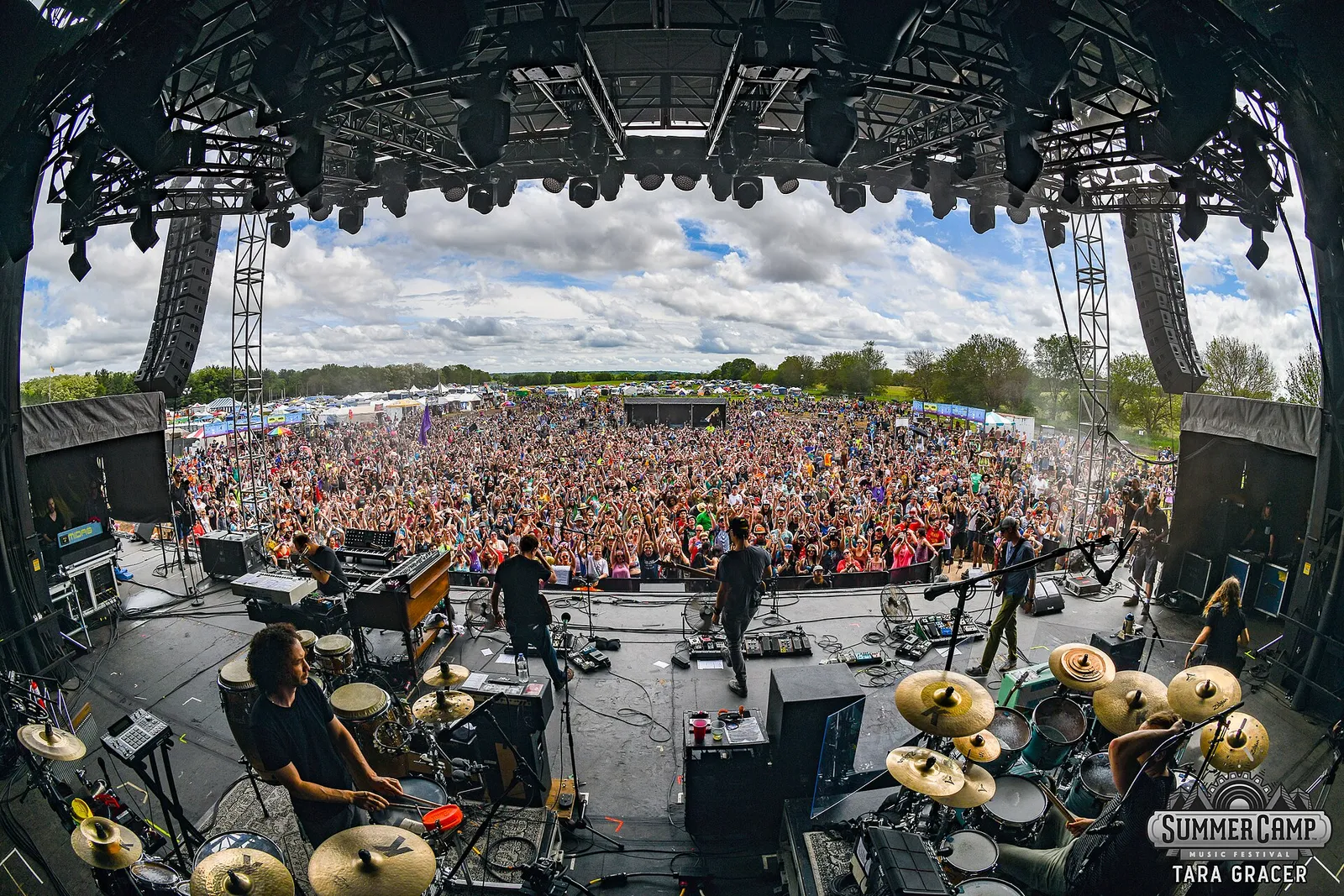 Publiek voor een podium op een muziekfestival (ter illustratie)
