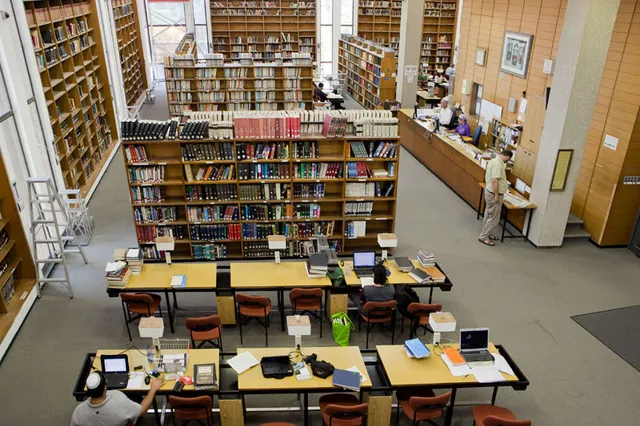 Boekenrekken in een universiteitsbibliotheek (archiefbeeld, ter illustratie)