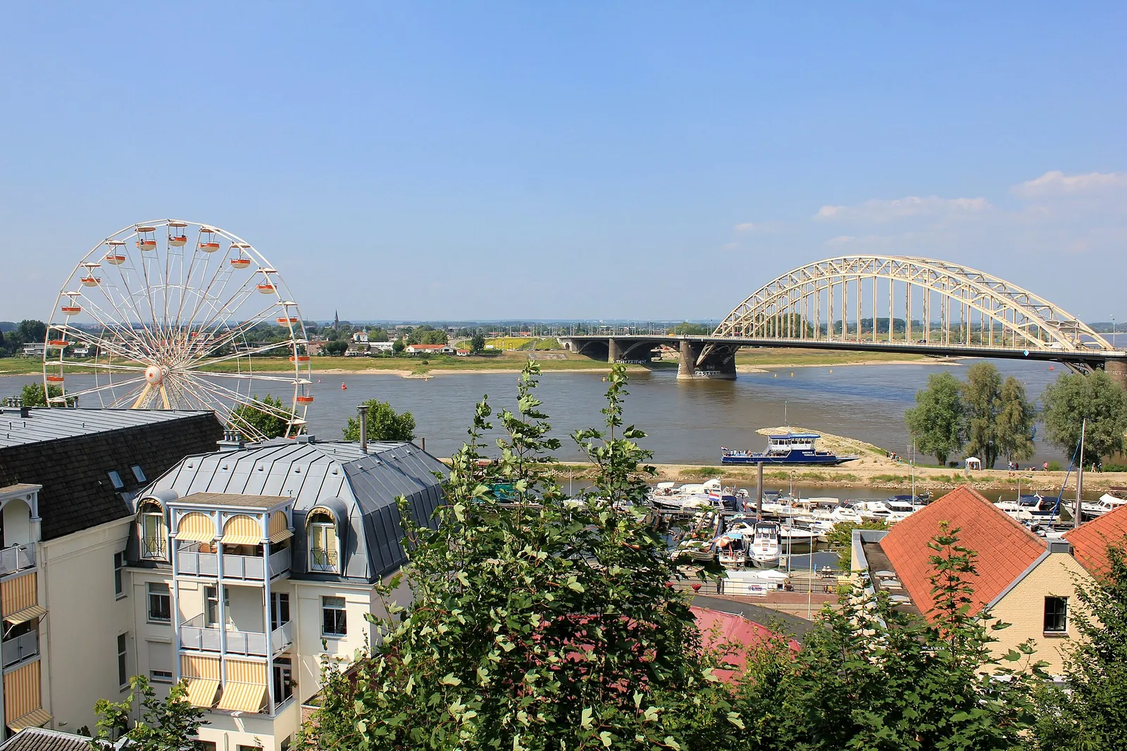 Nijmegen aan de Waal met het reuzenrad tijdens de Vierdaagsefeesten (archiefbeeld)