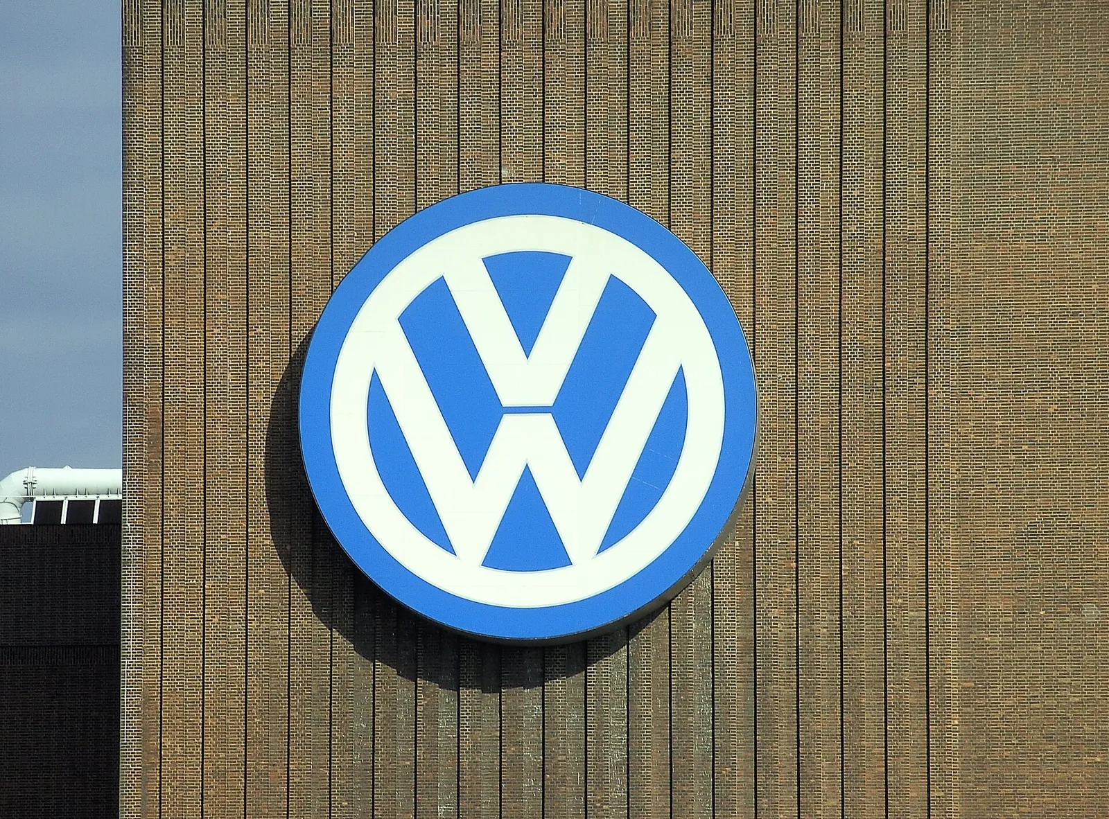 Het Volkswagen-logo bij de fabriek in Wolfsburg (archiefbeeld)