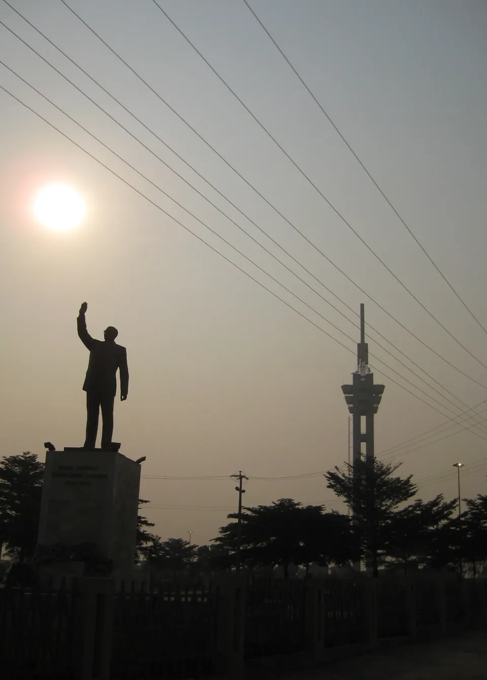 De toren van de échangeur de Limete in Kinshasa, met het Lumumba-monument (archiefbeeld)