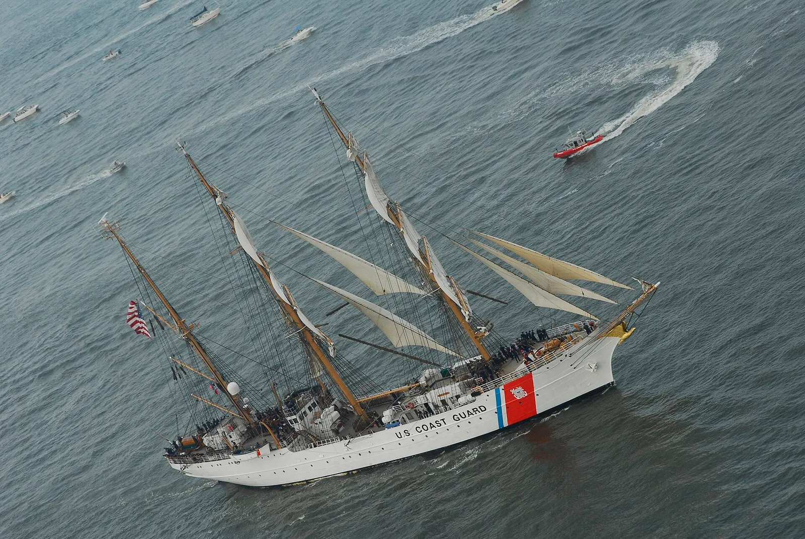 Een groot traditioneel zeilschip (tallship) onder zeil (archiefbeeld, ter illustratie)