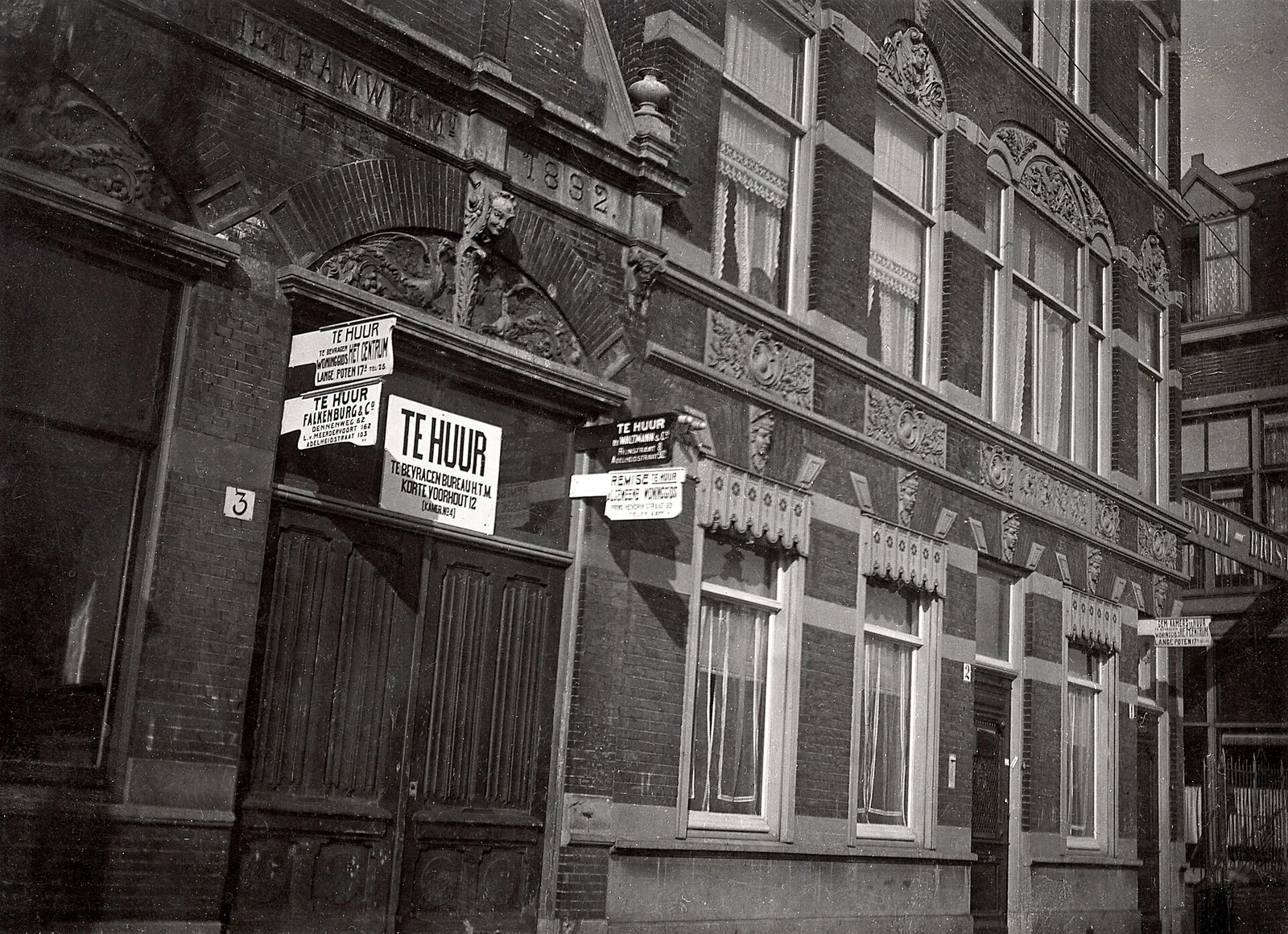 Woningen met 'te huur'-borden in een straat (archiefbeeld)
