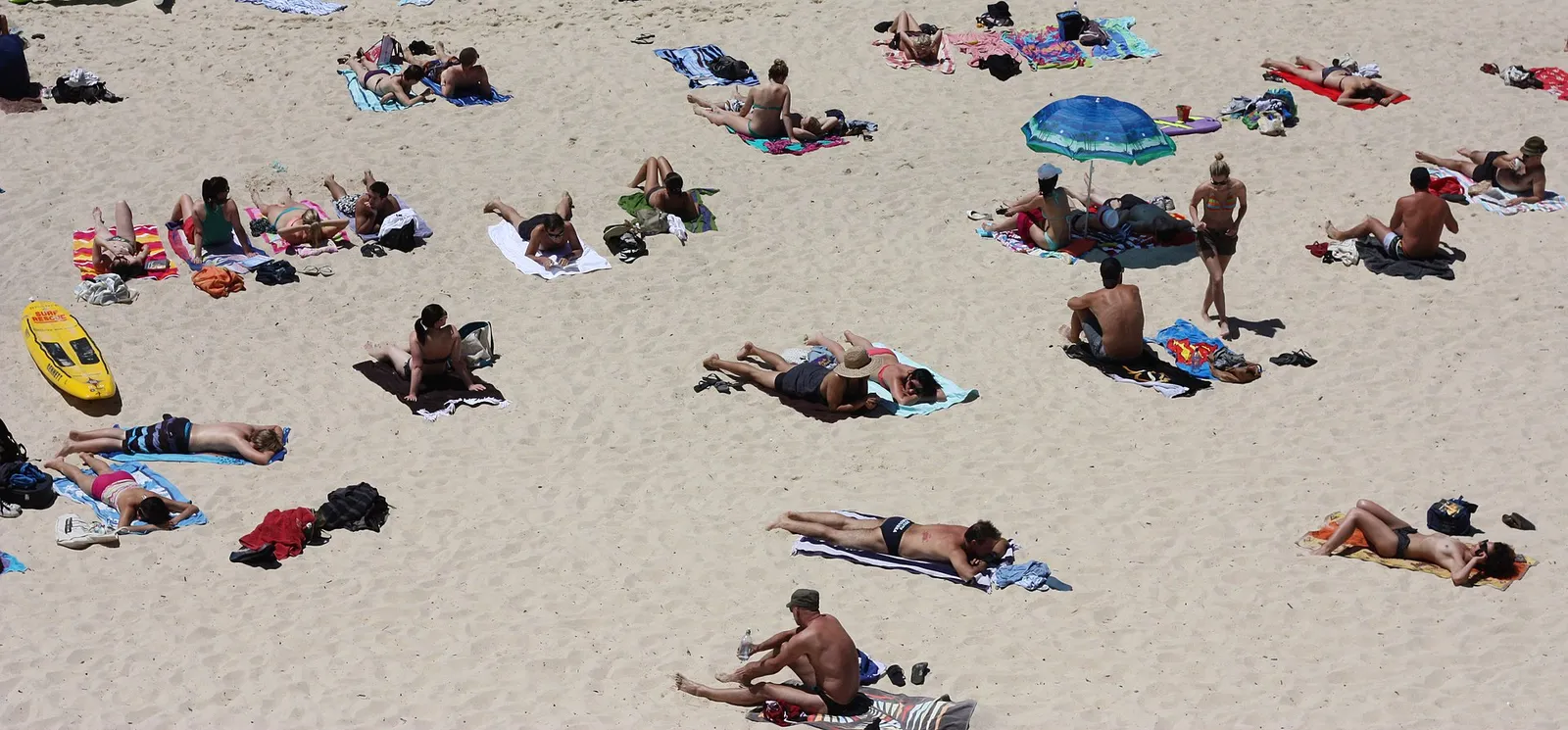 Mensen zoeken verkoeling op het strand tijdens warm weer (ter illustratie)