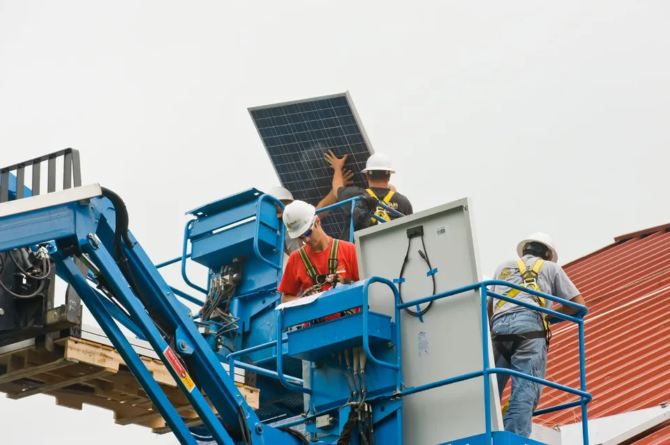 Vakmensen installeren zonnepanelen
