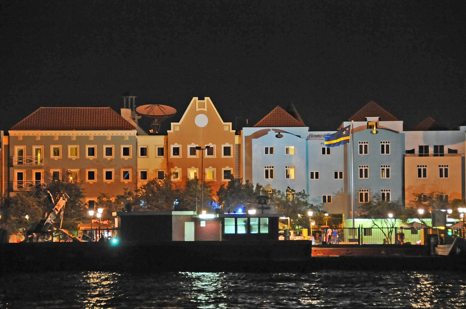 Willemstad, de hoofdstad van Curaçao, bij avond